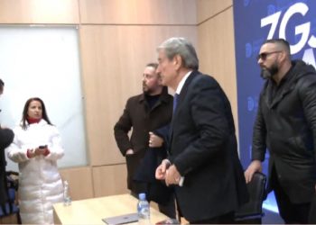 LIVE! Berisha thyen sërish perimetrin, hyn në selinë e Partisë Demokratike
