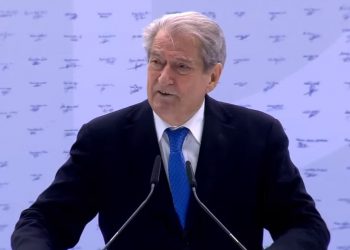 Berisha mban fjalimin e tij në Kuvend: Më lejoni të përulem para studentëve dhe prijësin e tyre Azem Hajdarin