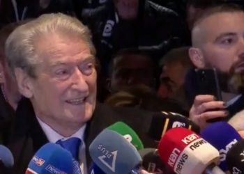 ‘PD e rrethuar me blinda e bandat e Ramës’/ Berisha tallet me Bashën: Rezistencë, ai? Lëre tani