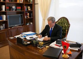 FOTO / Berisha zbulon ‘pa dashje’ logon dhe vulën e re që do të përdorë në emër të PD