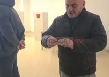 “Është me emrin e Bashës”/ Anëtari i PD në Kamëz gris kartën e anëtarësisë: Nuk e njoh si anëtar