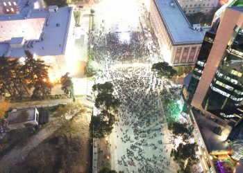 VIDEO / “Protesta kombëtare” përfundon sa gjysma e Kuvendit tek ‘Air Albania’, pamjet me dron