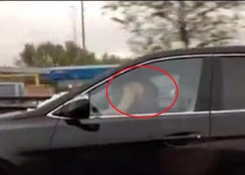 VIDEO/ Nuk përmbahet çifti, kryejnë marrëdhënie seksuale në autostradë gjatë ecjes me makinë