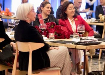 Foto nga darka e Ramës me ambasadorët. Linda, në tryezë me ambasadoren Kim dhe ministret