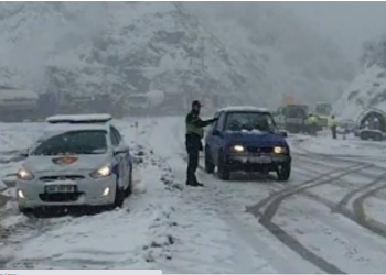Dëbora ka shtruar ‘mantelin’ e bardhë në Malësinë e Krujës/ Trashësia arrin 25 cm. Zona e Qafështamës probleme me energjinë