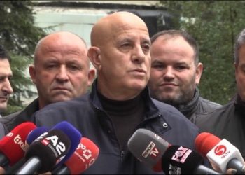 Zv.ambasadori i SHBA shkon në PD, takon Tabakun! Nga shkallët e selisë blu lexohen emrat e delegatëve nga Vora, Rrogozhina e Kavaja pro Berishës