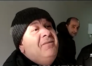 VIDEO-‘I qoftë dheu i lehtë’/ Demokratët e Elbasanit dhe Korçës të zhgënjyer me Bashën thyejnë kartat e anëtarësisë