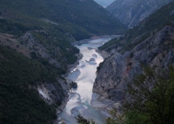 Shkoi për të peshkuar/ Vijojnë kërkimet për 49-vjeçarin në Dibër, dyshime se mund të jetë mbytur