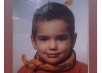 FOTO/ Dukej si ‘çun’ kur ishte e vogëI, por sot është shqiptarja më e njohur në botë: Djali i vogël i nënës