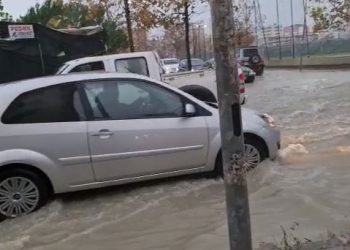 Makinat “notojnë” në ujë në Durrës, përmbyten rrugët nga reshjet e dendura të shiut/ Stuhia lë në errësirë fshatrat e Lezhës