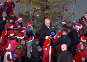 “Je flori”/ Festë me fishekzjarrë në Kavajë, 153 familje u futën në shtëpitë që u rindërtuan. Rama ndan dhuratat: Qeveria s’bën vezë të kuqe