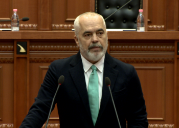 Berisha në protestë para Kryeministrisë, reagon Rama: Fëmijët nën përkujdesin e…!