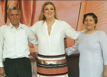 “Çantën n’krahë për kokrrën e qejfit”/ Eni Çobani reagon pas lajmit të rremë për ndarjen nga jeta të Vjollcës: Nëse do ishim më pozitiv sa jemi të lig ky vend do…
