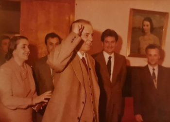 Del për herë të parë foto e Sali Berishës me Enver Hoxhën / Baze: PD duhet të ndjehet e turpëruar nga ky fosil…