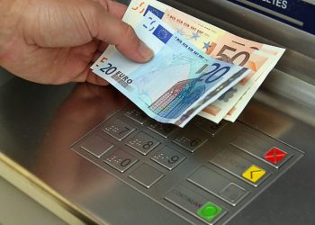 E “pësojnë” bankierët dhe IT/ Ulen pagat në tremujorin e tretë për herë të parë në një vit