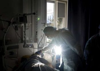 Tragjike/ Humbin jetën 3 pacientë në terapi intensive, mori flakë dhoma nga një qiri i ndezur për …