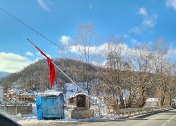 FOTO/ Përdhoset flamuri kuq e zi në Maqedoninë e Veriut, shqiptari: U vraftë buka…!