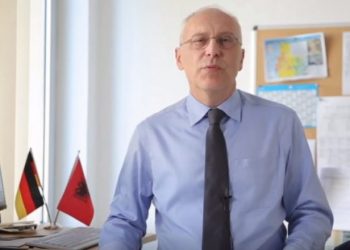 Ambasadori gjerman, mesazhi: Partitë t’i zgjidhin problemet paqësisht, po i monitorojmë