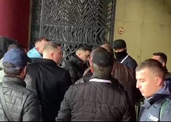 Djali i Sokoll Olldashit s’lejohet t’i bashkohet punimeve të Kuvendit të Berishës/ Nuk futet në ‘Air ALbania’