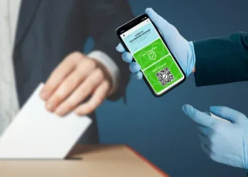 Orën policore po e heqin të gjithë! Pse Shqipëria nuk aplikon “Green Pass” për të vaksinuarit?