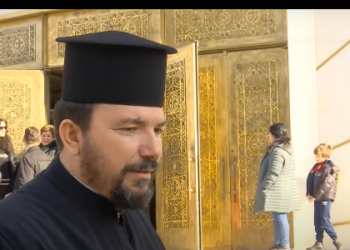 At Gregor Pelushi uron besimtarët për Krishtlindje, mesazh për politikën: S’është koha të ndahemi në llogore