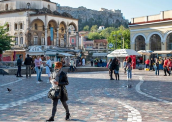 Frika nga Omicron/ Greqia “mbyllet” deri më 10 janar. Ja rregullat e reja për t’u futur shtetin fqinj