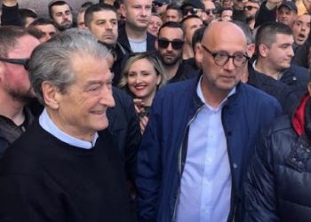 “Këshilltari” i Merkel kërkon përjashtimin e Bashës nga PD, pasi… ka fyer Doris Pack