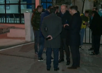 FOTOT/ Këlliçi e Kaso në polici! Djegia e flamurit serb gjatë protestës së Berishës në Tiranë, shoqërohen në komisariat 13 të rinj. Merren në pyetje