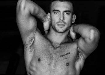 FOTO/ “Jam gay, kërkoj falje që kam gënjyer‘! Këngëtari bën rrëfimin e papritur