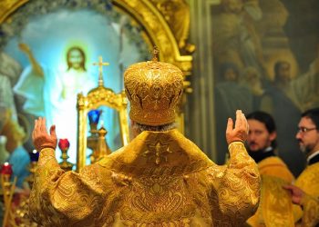 Besimtarët e krishterë në Shqipëri kremtojnë festën e Krishtlindjes