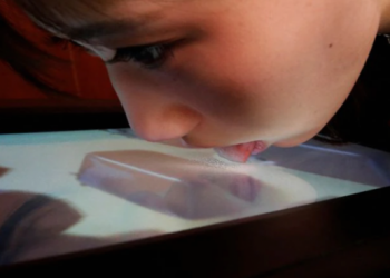 Krijohet ekrani që lëpihet për të ndjerë… shijet e imazheve