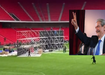 FOTO/ Një podium në mes të fushës së blertë, ja si duket “Air Albania” në prag të Kuvendit të 11 dhjetorit