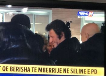 Mbështetësit tropojanë të Berishës zbarkojnë në selinë e PD-së