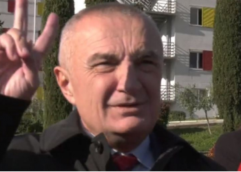 Përçarja në PD? Meta me 2 gishta lart nga Qyteti Studenti: Liri demokraci, jo më vonë por tani