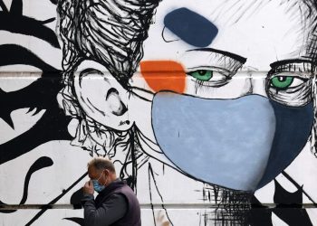 “Omicron pushton Shqipërinë”/ Greqia e shqetësuar për variantin e ri në vendin tonë. Çfarë shkruajnë mediat helene