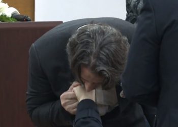 Gjesti i veçantë pas betimit të kryetarit të ri të Prishtinës/ Rama i puth dorën nënës