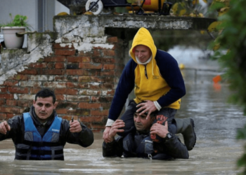 Efektivi mban qytetarin në shpinë/ Reagon Braçe: Nder e respekt për çdo burrë e djalë, shërbyen për njerëzit