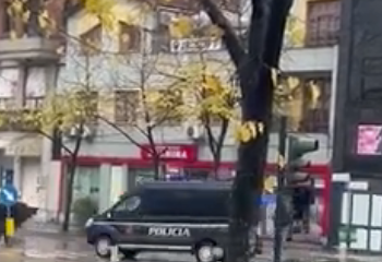 Kuvendi i Berishës nesër, policia me plan masash anti-tubim: Mjete të FNSH e autobote me ujë vendosen para “Air Albania” e selisë së PD