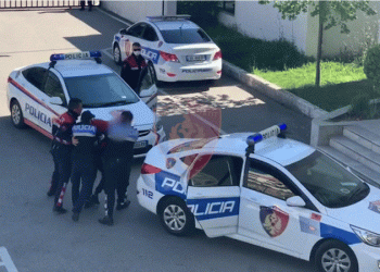 Tentoi të bënte ‘për budalla’ 42-vjeçarin/ I mori kartën e bankës dhe tërhoqi para, prangoset gruaja hajdute