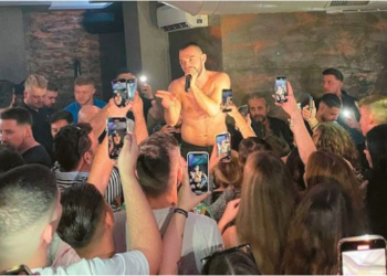 Mes femrave dhe luksit/ Tepelenasi që “pushtoi” club-et greke. Fëmijëria skëterrë e reperit dhe humbja e vëllait