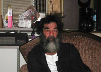 “Presidenti Bush të dërgon të fala”/ Lutja e Sadamit pasi e nxorrën nga vrima ku fshihej: Mos qëlloni, jam i gatshëm të…