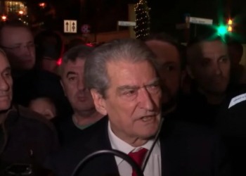 Pasi “mbaron” punë me Ramën e Vuçiç, Berisha kërcënon Bashën: Do mbajë përgjegjësi shembullore, nëse s’më hap rrugë. Jam shumicë në PD