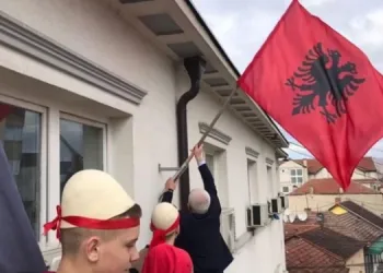 Serbët për flamurin shqiptar: Po sikur sqepi e kthetrat e shqiponjës të lyhen me ar dhe të shtohen brirët e dhisë?