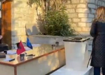 Kreu i Degës së Sarandës merr çelësin e zyrës dhe shkon në Kuvendin Kombëtar/ Ja ku po votohet për shkarkimin e Bashës