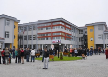 Skandali/ Drejtori i shkollës së mesme: Nga 240 nxënës, 100 prej tyre nuk dinë shkrim dhe lexim