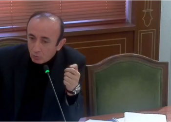 Socialistët ngatërrojnë Sulën: Nuk di mirë anglisht, check up… ketchup, dakord