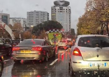 Paralizohet kryeqyteti/ Trafik i çmendur në Tiranë nga shiu, me kilometra radha e makinave!