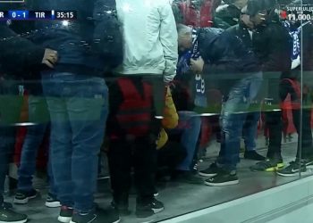 VIDEO/ Paniku: Tifozit i bie të fikët në stadiumin ‘Air Albania’, dërgohet me urgjencë drejt spitalit