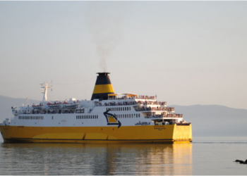 Moti i keq/ Trageti i linjës Vlorë-Brindisi nuk ankorohet në port. Ndalohet lundrimi për mjetet e vogla