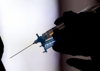 Shkencëtarët britanikë: Tre doza vaksine mund të parandalojë variantin Omicron